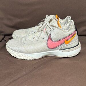 women's basketball shoes ( LeBron )